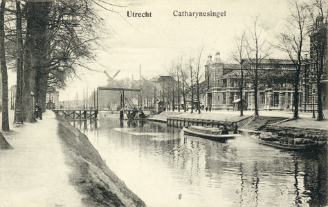 2140 Gezicht op de Stadsbuitengracht te Utrecht uit het zuidoosten; rechts de Fruithal.